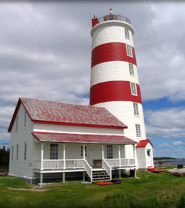 Vue générale du phare de Pointe-des-Monts, à Baie-Trinité en Côte-Nord
