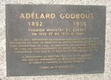 Plaque du monument d'Adélard Godbout. Vue avant