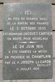 Plaque du débarquement de Cartier et de la messe chantée en présence de Champlain. Vue avant