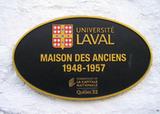 Plaque de la maison des anciens de l'Université Laval. Vue avant