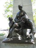 Sculpture (Marie Rollet et ses enfants). Statue. Vue avant