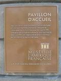 Plaque du Pavillon d'accueil du Musée de l'Amérique française. Vue avant