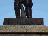 Monument des Braves. Vue de détail - inscription au pied de la statue