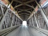 Pont de Des Rivières. Vue de la structure de bois à l'intérieur du pont