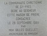 Plaque de la consécration de l'église de Saint-Yves. Vue avant