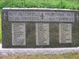 Monument en hommage aux pionniers de Ditchfield, Frontenac 1877-1977. Vue avant