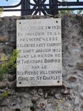 Sanctuaire de la Vierge-de-Lourdes. Plaque commémorative rappelant qu'une première croix de ciment avait été érigée à cet endroit en 1935 en mémoire de la première messe célébrée le 20 janvier 1853 par le Révérend Pierre Villeneuve, curé de Saint-Charles