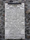 Sanctuaire de la Vierge-de-Lourdes. Plaque commémorant les donateurs qui ont permis d'ériger le sanctuaire en 1958 lors de la célébration du 100e anniversaire des apparitions de Lourdes