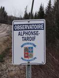 Observatoire Alphonse-Tardif. Vue de détail de l'affiche en bord de route.