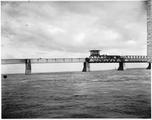 Changer le tube du pont Victoria, depuis le yacht de Shorton, Montréal / Alfred Walter Roper
