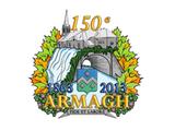 Plaque du 150e anniversaire d'Armagh (2013). Vue de détail du logo du 150e anniversaire en couleur