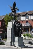 Monument aux Braves-de-Sherbrooke. Vue du monument à partir du sud-est.