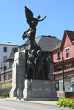 Monument aux Braves-de-Sherbrooke. Vue avant (face est du monument)