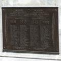 Monument aux Braves-de-Sherbrooke. Vue de la plaque inférieure de la face ouest du monument, portant des inscriptions et 85 noms répartis dans quatre colonnes.