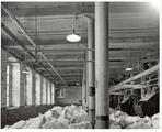 Complexe industriel de la Montreal Cotton. Intérieur de l'usine, département de l'ouvraison des ballots de coton (vers 1945).