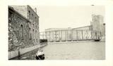 Complexe industriel de la Montreal Cotton. Pont de fer utilisé par les travailleurs pour se rendre du quartier Bellerive à l'usine (vers 1935).