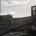 Complexe industriel de la Montreal Cotton. Démolition du pont de fer menant de la rue Dufferin à l'usine (1971).