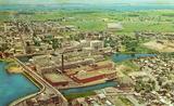 Complexe industriel de la Montreal Cotton. Vue aérienne du complexe industriel et des quartiers environnants en direction nord (vers 1960).