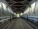 Pont de Powerscourt. Vue frontale à l'intérieur du pont à partir de la rive ouest de la rivière Châteauguay