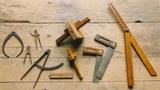 Meubles et outils de la chalouperie Godbout. Compas, trusquins, pied-de-roi, équerres et fausses équerres