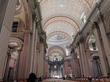 Basilique-Cathédrale Marie-Reine-du-Monde. Vue intérieure vers le choeur
