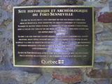 Plaque du site historique et archéologique du Fort-Senneville. Vue avant