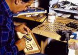 Fabrication artisanale d'accordéons à Montmagny. Sylvain Vézina dans son atelier « Accordéon mélodie » mis sur pied au début des années 1990.