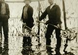 Des pêcheurs recueillent le capelan avec une salebarde dans une pêche à fascines, Saint-Irénée - vers 1930