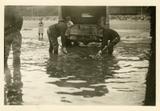 Des hommes recueillent le capelan sur la plage de Saint-Irénée - vers 1930-1940