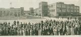 Employés de la Canadian Celanese Limited Co. de Drummondville, devant l'usine - 1934