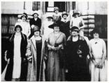 Idola St-Jean (au centre) avec des suffragettes du Québec, 1922