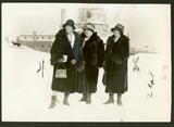 Fondation du Comité provincial pour le suffrage féminin. Idola St-Jean, Antoinette Mercure et Nora Sampson en route vers le Parlement pour y déposer une pétition en faveur du suffrage féminin, 24 janvier 1927