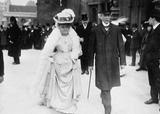 Laurier, Wilfrid. Sir Wilfrid et Mme Laurier se rendant au dîner parlementaire, lors de la  Colonial Conference à Londres, Royaume-Uni. L'Hon. L.P. Brodeur en arrière plan.