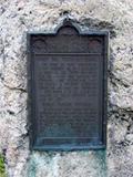 Plaque du fort des Trois-Rivières. Vue avant
