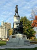 Monument d'Honoré Mercier. Vue latérale