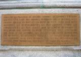 Plaque du monument d'Honoré Mercier. Vue latérale