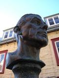 Buste du monument de Jean-Paul Lemieux. Vue avant