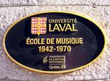 Plaque de l'École de musique de l'Université Laval. Vue avant