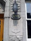Plaque en hommage au frère André. Vue avant