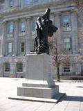 Monument de Jean Vauquelin. Vue latérale