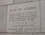 Plaque de l'Allée des Huissiers. Vue avant