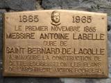 Plaque de l'inauguration de l'église de Saint-Bernard-de-Lacolle. Vue avant