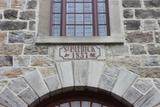 Église de Saint-Patrice. Vue de détail de la pierre millésimée.