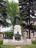 Monument de Monseigneur Louis-François Laflèche. Vue avant