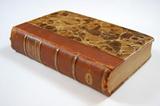 Livre (Flore canadienne, ou, Description de toutes les plantes des forêts, champs, jardins et eaux du Canada : donnant le nom botanique de chacune, ses noms vulgaires français et anglais, indiquant son parcours géographique, les propriétés qui la distinguent, le mode de culture qui lui convient, etc. : accompagnée d'un vocabulaire des termes techniques et de clefs analytiques permettant de rapporter promptement chaque plante à la famille, au genre et à l'espèce qui la déterminent ; orné de plus de quatre cents gravures sur bois (Tomes I et II)). Extérieur de l'imprimé