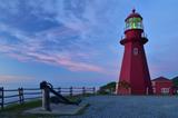 Le phare de La Martre, en Gaspésie, à la tombée de la nuit.