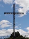 Sanctuaire de la Vierge-de-Lourdes. Détail de la croix de métal érigée en 1958 en remplacement de la première croix de ciment érigée en 1935. Vue avant