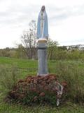 Cimetière de Saint-Vallier. Statue de la Vierge Marie située au fond du cimetière