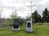 Cimetière de Saint-Vallier. Ensemble de plaques commémoratives commémorant Étienne Corriveau et Pancrace Catellier et croix simple du cimetière