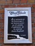 Centrale hydroélectrique de Saint-Raphaël. Vue de détail d'une plaque apposée sur le mur de la centrale en mémoire de Gilbert Thibault (1942-2011), opérateur pendant 25 ans.